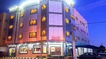 Fachada da propriedade à noite