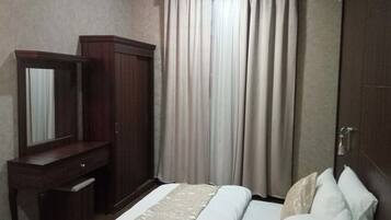 1 quarto, cofres nos quartos, ferros/tábuas de passar roupa