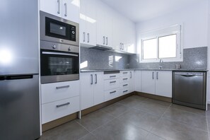 Kylskåp, mikrovågsugn, ugn och diskmaskin