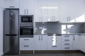 Jääkaappi, mikroaaltouuni, uuni, astianpesukone