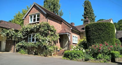 Hurmaava hiljattain kunnostettu mökki, Ashdown Forest, erinomainen pubi