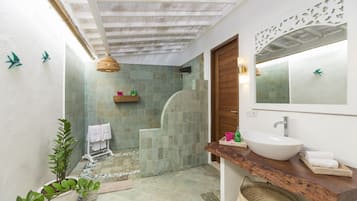 Douche, articles de toilette gratuits, sĂšche-cheveux, chaussons