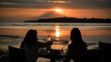 Aamiainen, lounas ja illallinen; paikallinen ja kansainvälinen keittiö
