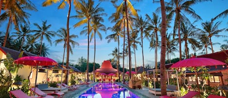Piscine extérieure, parasols de plage, chaises longues