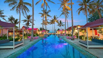 Piscine extérieure, parasols de plage, chaises longues