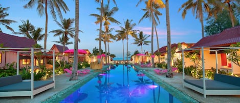 Piscine extérieure, parasols de plage, chaises longues