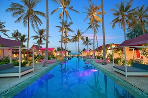 Piscina externa, guarda-sóis, espreguiçadeiras