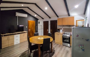 Geladeira, cooktop, cafeteira/chaleira