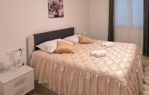 3 bedrooms, travel cot, free WiFi, bed sheets
