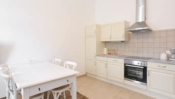 Provance Suite | Private kitchen | Fridge, microwave, oven, stovetop