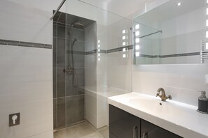 San Francisco Loft | Badkamer | Gratis toiletartikelen, een haardroger, handdoeken, toiletpapier