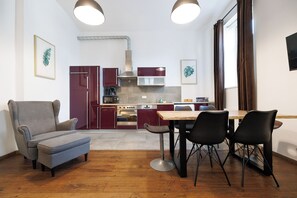 San Francisco Loft | Privékeuken | Een koelkast, een magnetron, een oven, een kookplaat