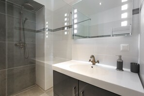 San Francisco Loft | Badrum | Gratis toalettartiklar, hårtork, handdukar och toalettpapper