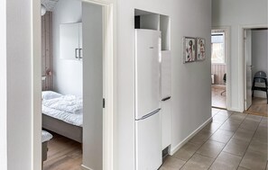 3 bedrooms, travel cot, free WiFi - Pet friendly home in Blåvand with sauna (Blåvand)
