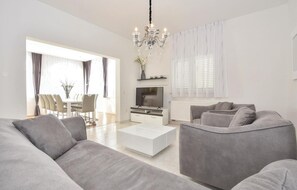 Fernseher, Tischfußball, Tischtennisplatte