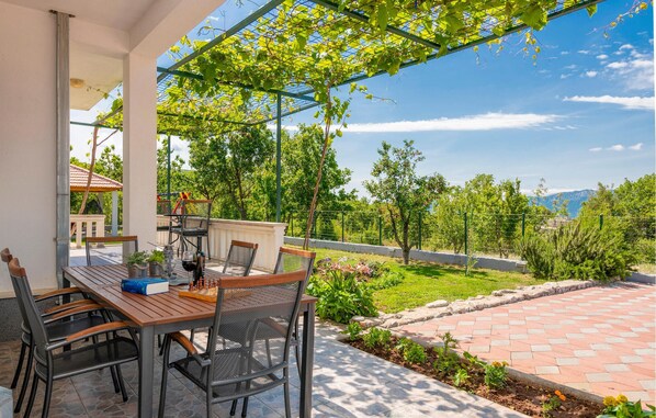 Outdoor dining - Nice home in Blato Na Cetini (Blato Na Cetini)