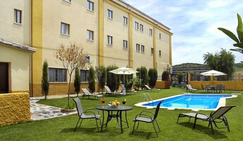 Piscina externa sazonal, funciona das 11h às 20h, guarda-sóis