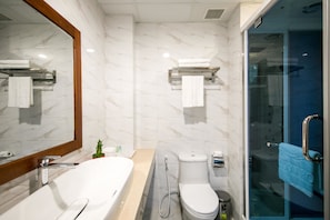 Phòng đôi (VIP with Window) | Phòng tắm | Buồng tắm vòi sen, vòi sen phun mưa, đồ dùng nhà tắm miễn phí