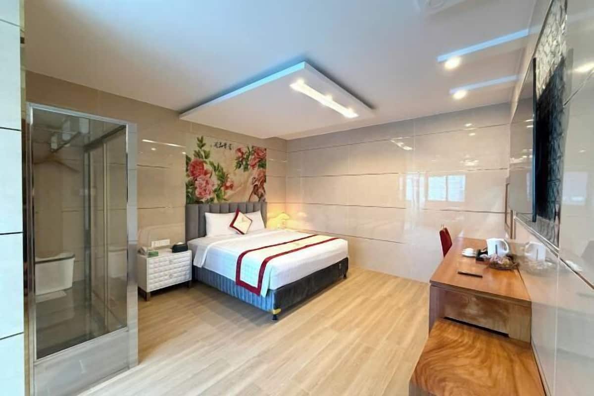 Een minibar, een kluis op de kamer, een bureau, verduisterende gordijnen