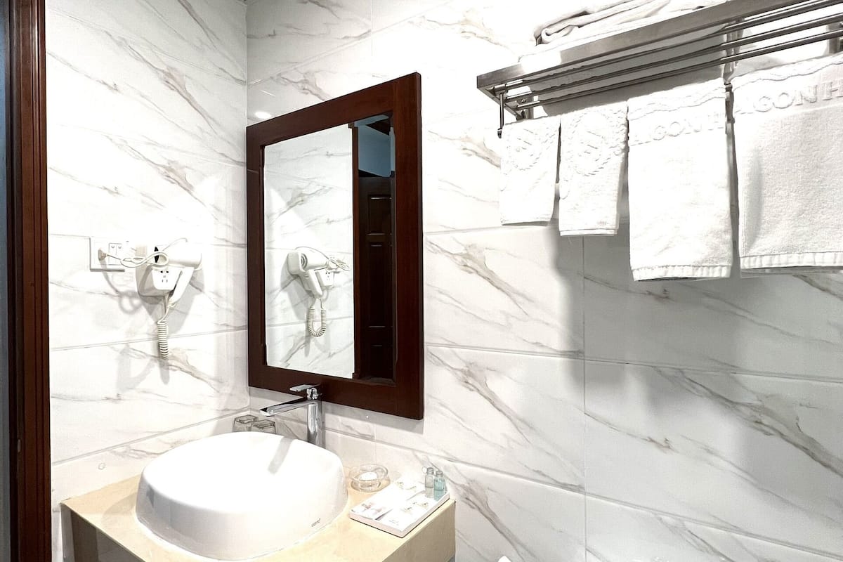 shower, rainfall showerhead, free toiletries, hair dryer