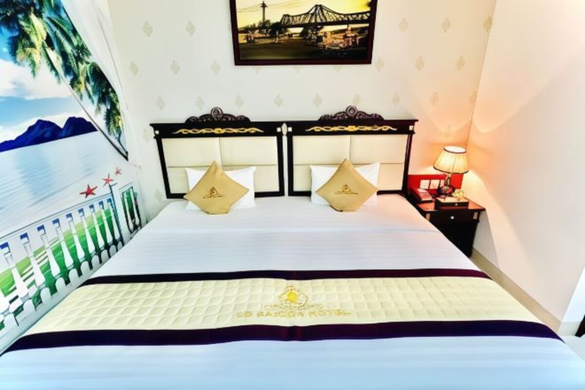 Een hotelkamer met een bed, twee nachtkastjes, een lamp en een muurschildering.