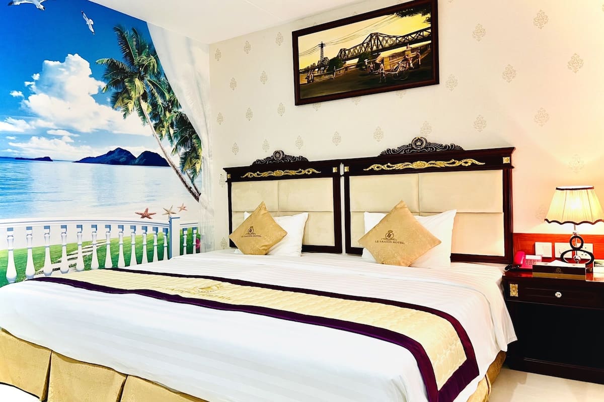 deluxe double room, 1 king bed, no windows | minibar, in-room safe, desk, blackout curtains