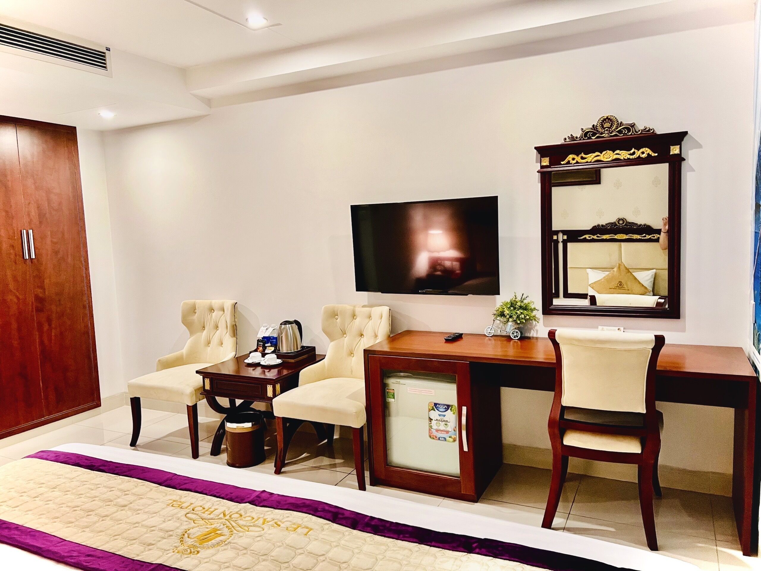 deluxe double room, 1 king bed, no windows | minibar, in-room safe, desk, blackout curtains