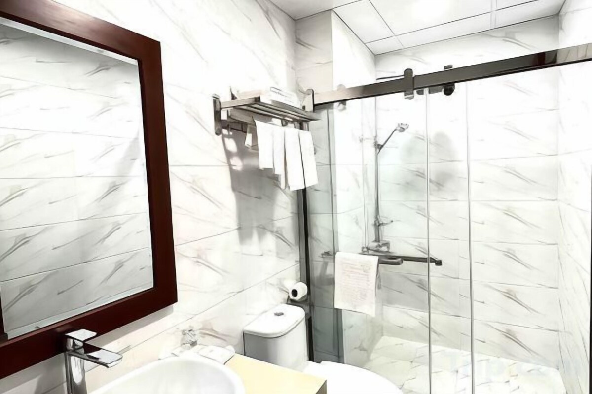 Badkamer | Een douche, een regendouche, gratis toiletartikelen, een haardroger