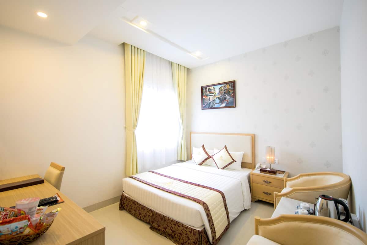 Superior Double Room (With Window) | Bar mini, peti besi dalam bilik, meja, langsir/tirai gelap terus
