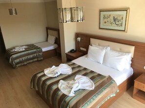 Ropa de cama de alta calidad, artículos del minibar gratis y escritorio 