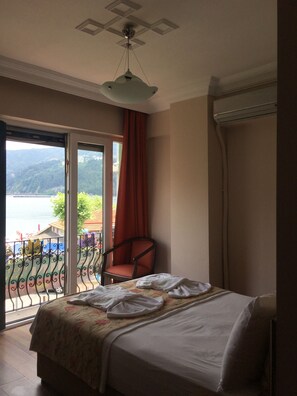 Habitación doble estándar | Ropa de cama de alta calidad, artículos del minibar gratis y escritorio