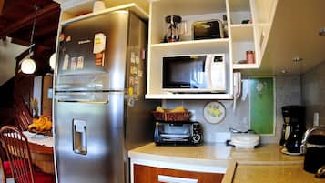 Apartamento luxo, 3 quartos, suíte, vista para o jardim | Cozinha privada | Geladeira, micro-ondas, cafeteira/chaleira