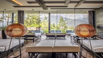 Couples treatment room(s), sauna, hot tub, steam room