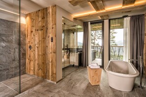 Luxe studio suite | Luxe beddengoed, een kluis op de kamer, een bureau, een laptopwerkplek