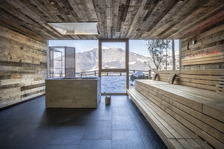 Salas de tratamiento para parejas, un sauna, una bañera de hidromasaje