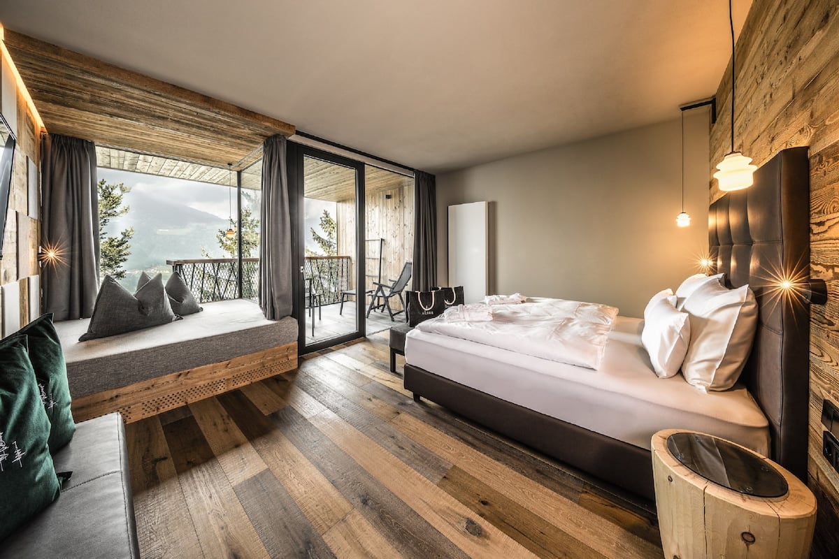Premium bedding, in-room safe, desk, laptop workspace