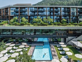 Una piscina techada, una piscina al aire libre