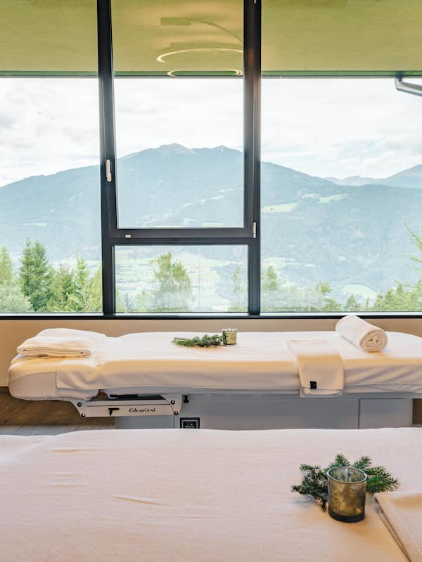 Couples treatment room(s), sauna, hot tub, steam room