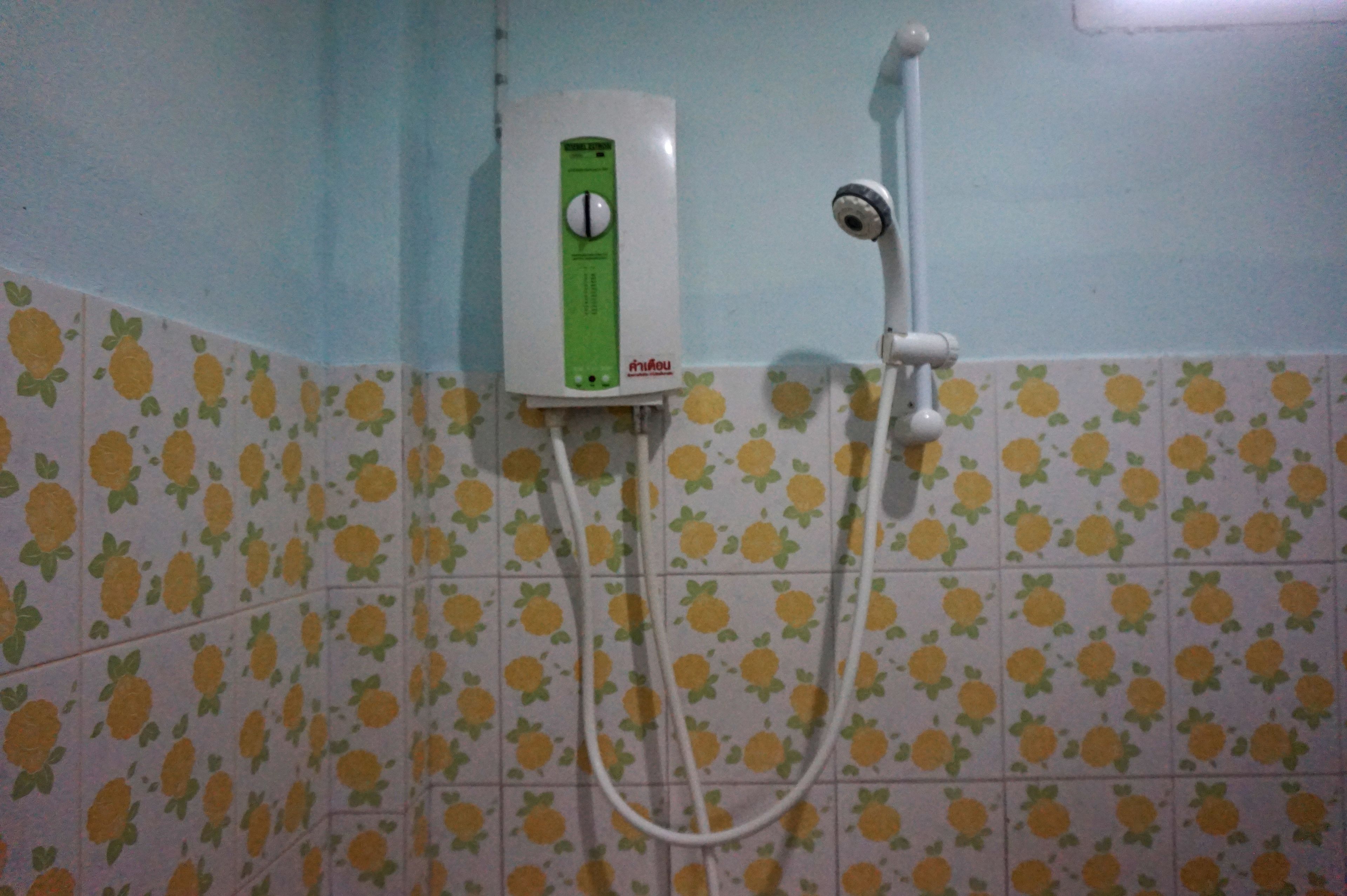 Standard Double Room  | Regadera en el baño