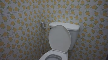 Standard Double Room  | Baño | Regadera, amenidades de baño gratuitas, toallas