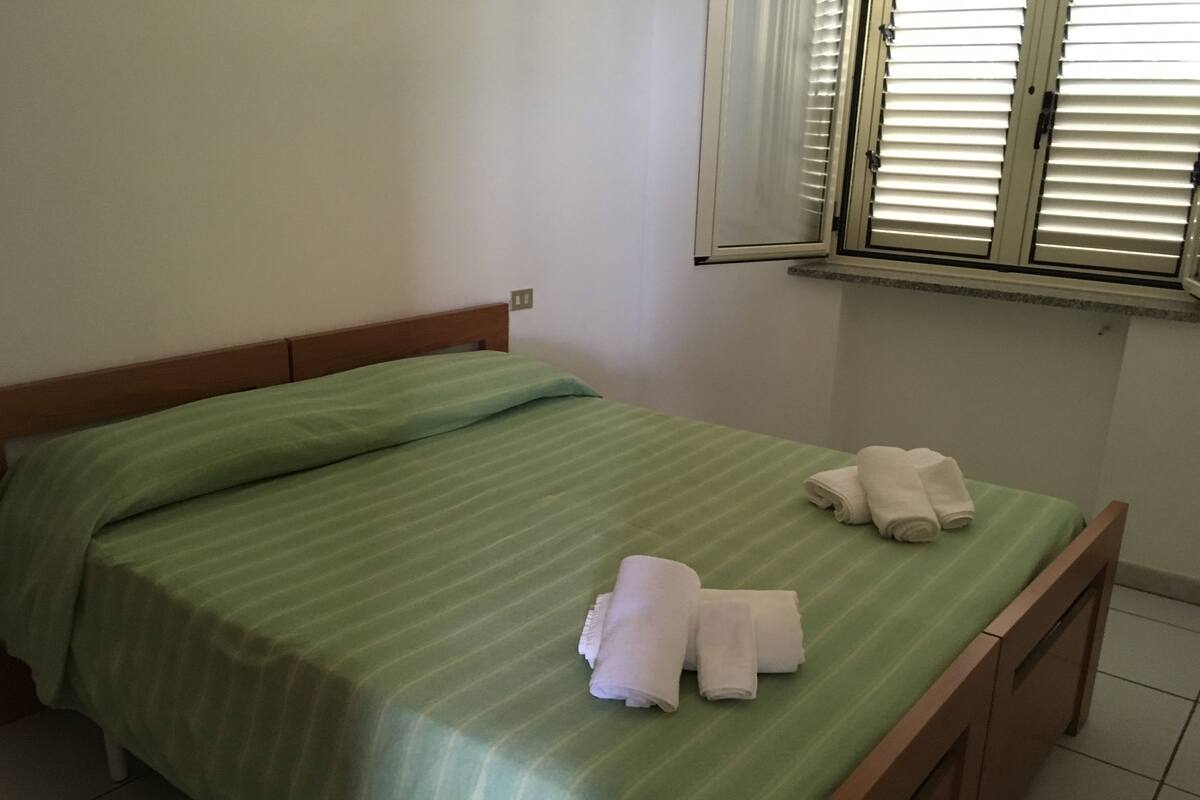 Doppel- oder Zweibettzimmer | Kostenlose Babybetten, Bettwäsche