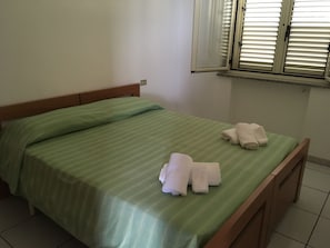 Free cots/infant beds, bed sheets