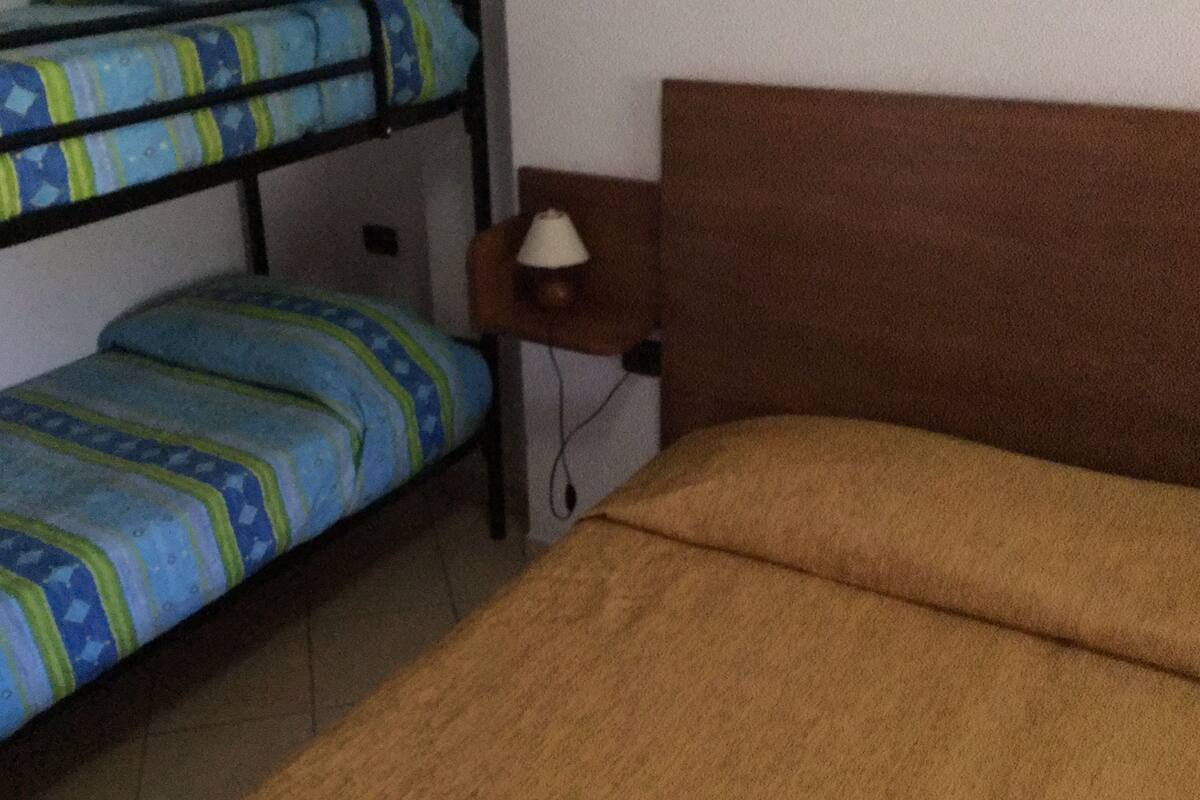 Free cots/infant beds, bed sheets