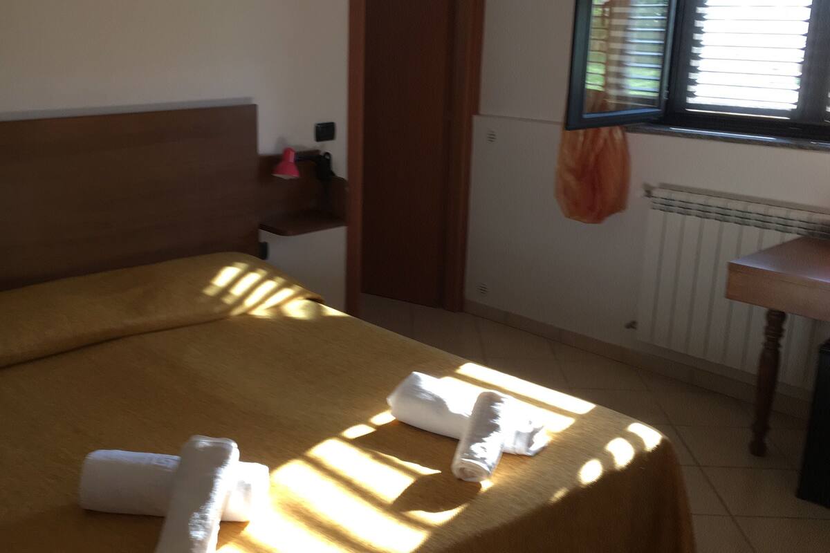 Free cots/infant beds, bed sheets