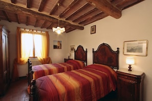 1 chambre, fer et planche à repasser, lits bébé (gratuits)