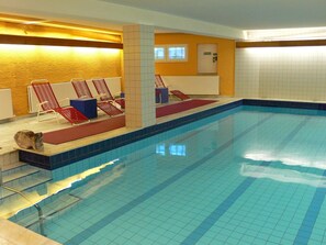 Indoor pool, pool loungers - Hotel Meran Hallenbad & Sauna (Saarbrücken)