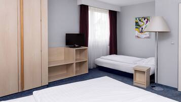 Economy-Dreibettzimmer | Schreibtisch, Verdunkelungsvorhänge, schallisolierte Zimmer