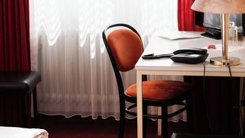 Economy-Doppelzimmer | Schreibtisch, Verdunkelungsvorhänge, schallisolierte Zimmer
