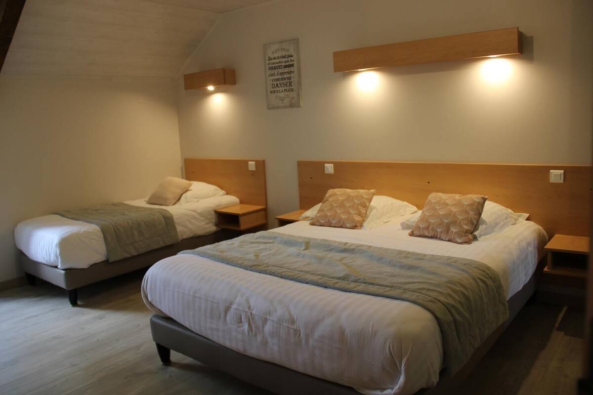 desk, soundproofing, rollaway beds, free wifi