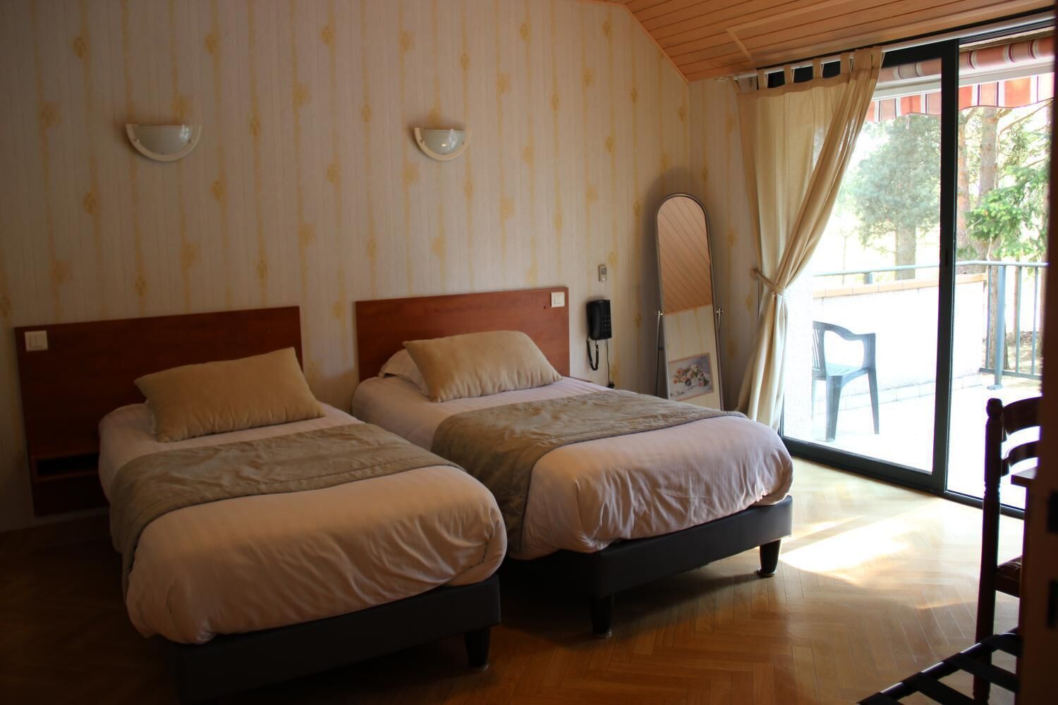 desk, soundproofing, rollaway beds, free wifi